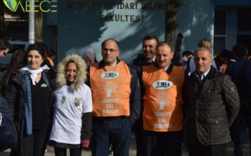 Öğrenciler Dekanla Kampüs Temizledi