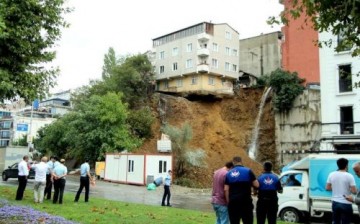 BeyoÄŸlu Sütlüce’de Zeminde OluÅŸan Kayma Nedeniyle BoÅŸaltılan Apartman Çöktü