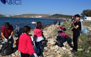 Öğrencilerden Keman Eşliğinde Çevre Temizliği